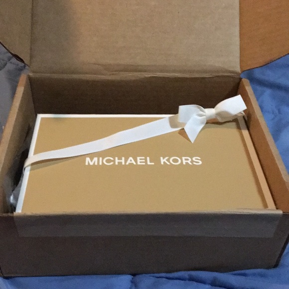 iPhone 7 Michael Kors Hand-Strap Wristlet - Picture 8 of 8